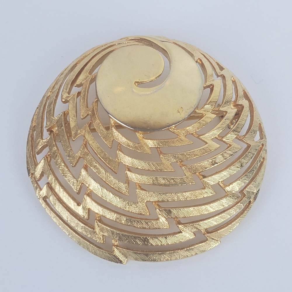 Vintage Signed Corocraft Gold Tone Circle Round Mid-Century Brooch Pin